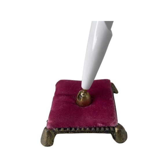 Feather pen and pedestal stand - Picture 2 of 3